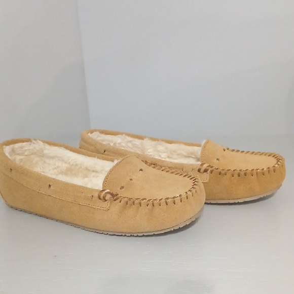 NWOT MINNETONKA Tan Suede Moccasin Slippers, leather Upper, Sz 8 - Picture 1 of 7